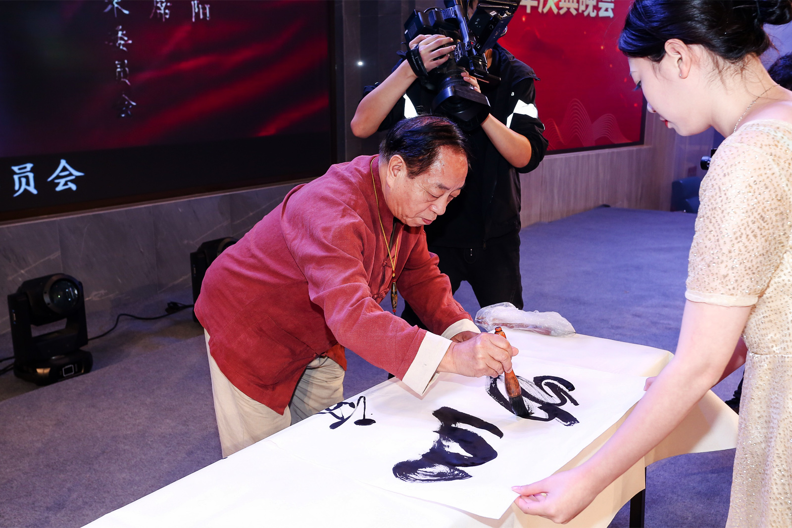 山泰科技集團(tuán)年會(huì)書法表演