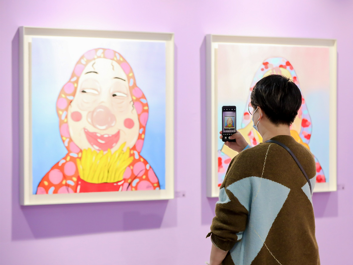 游客參觀主題展覽活動