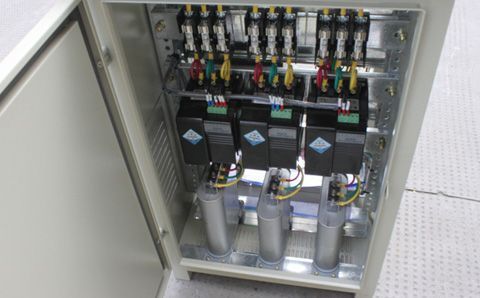 如何快速識別電容器組中有故障的低壓電容器？