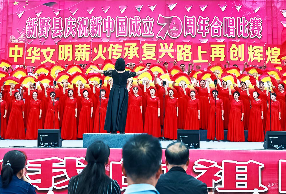 借助扇子、板幅拼湊的舞臺